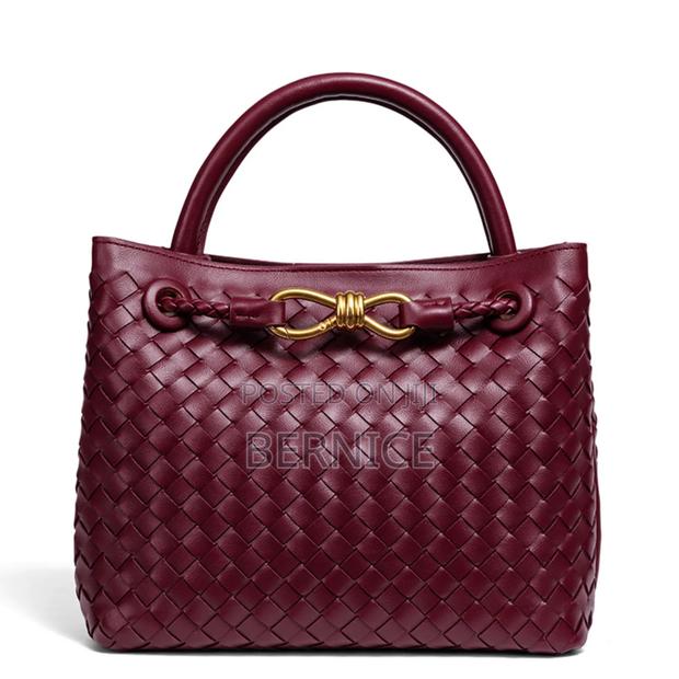 Stylish Leather Handbag · Photo 1