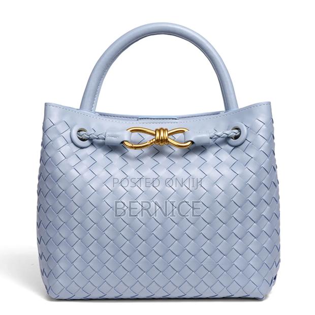 Stylish Leather Handbag · Photo 2