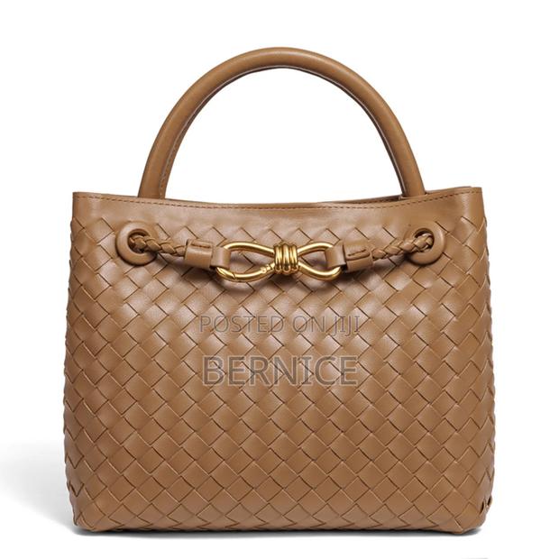 Stylish Leather Handbag · Photo 3