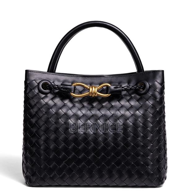 Stylish Leather Handbag · Photo 4