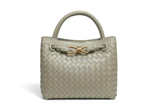 Stylish Leather Handbag · Photo 5