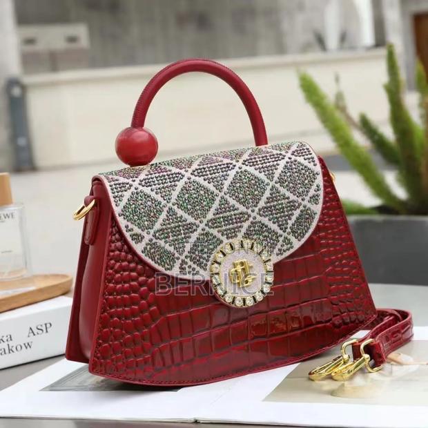 **Classy Top-Handle Handbag – Not Too Big, Not Too Small · Photo 2