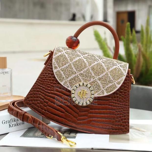 **Classy Top-Handle Handbag – Not Too Big, Not Too Small · Photo 3