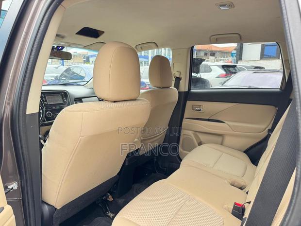 Mitsubishi Outlander SE FWD 2017 Brown · Photo 3