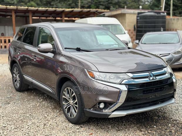 Mitsubishi Outlander SE FWD 2017 Brown · Photo 2