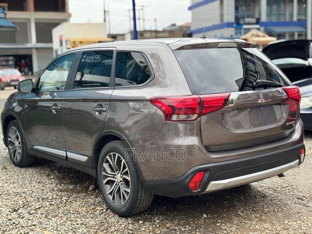Mitsubishi Outlander SE FWD 2017 Brown · Photo 5