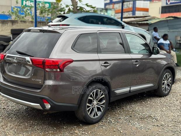 Mitsubishi Outlander SE FWD 2017 Brown · Photo 8