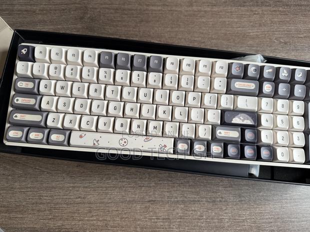 Iqunix F97 Hitchhiker Mechanical Keyboard · Photo 2