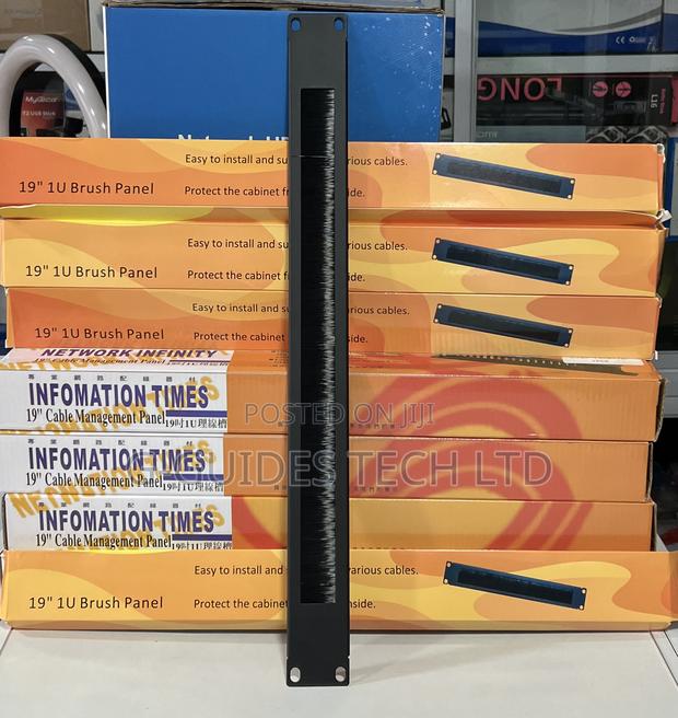 Brush Cable Managment, 19” U1 Brush Panel Cable Manager · Photo 1