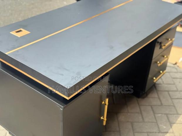 Elegant Office Desk · Photo 1