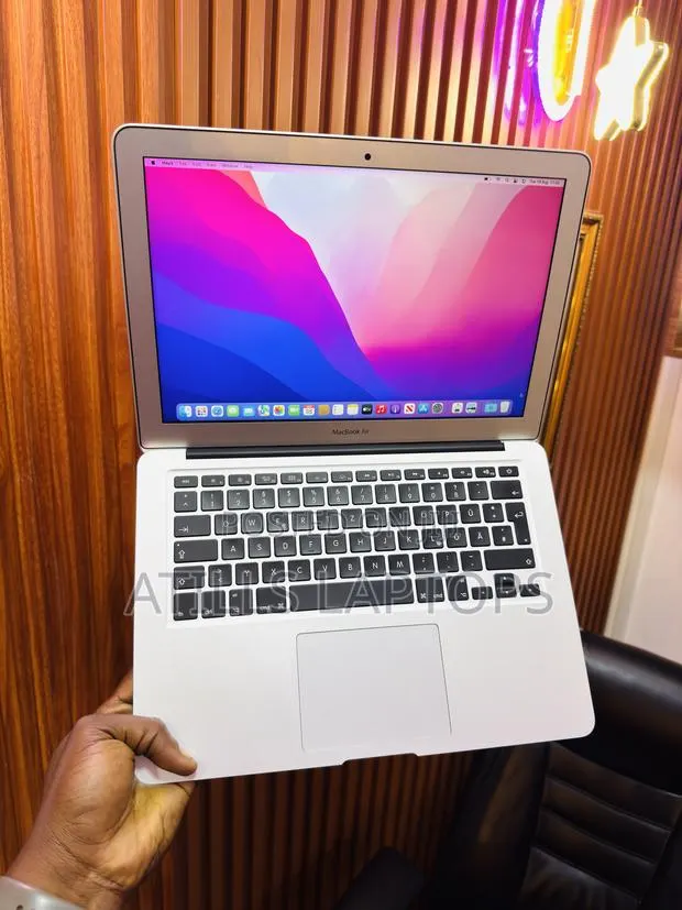 Laptop Apple MacBook Air 2017 8GB Intel Core i5 SSD 128GB · Photo 1