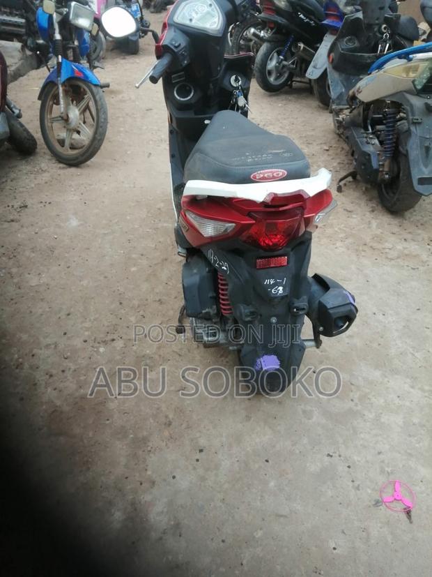 Piaggio Scooter 2022 Red · Photo 3