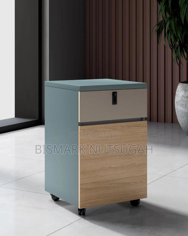 Staff Workstation Office Desk · Photo 7