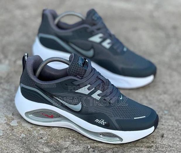 Nike Air Runner Trainers Gray White · Photo 1