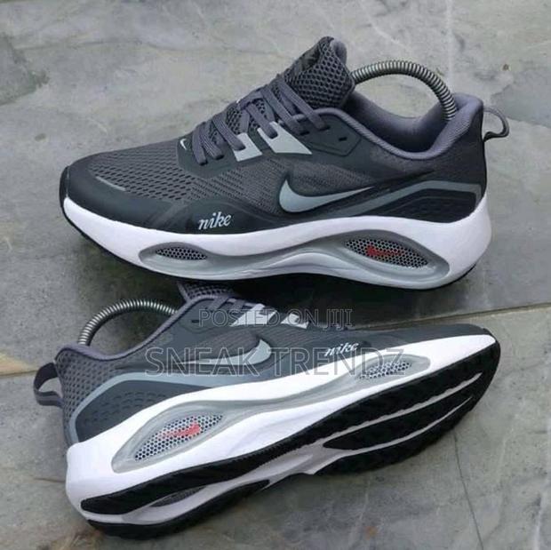 Nike Air Runner Trainers Gray White · Photo 2