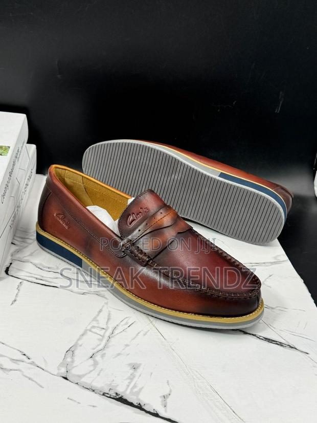 Original Clarks Shoe Brown N Black · Photo 1