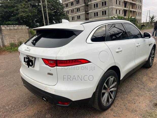 Jaguar F-Pace 30t Premium AWD 2019 White · Photo 8