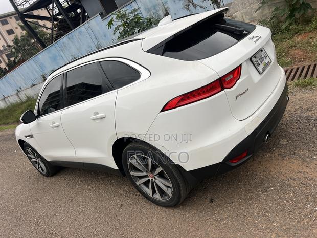 Jaguar F-Pace 30t Premium AWD 2019 White · Photo 7
