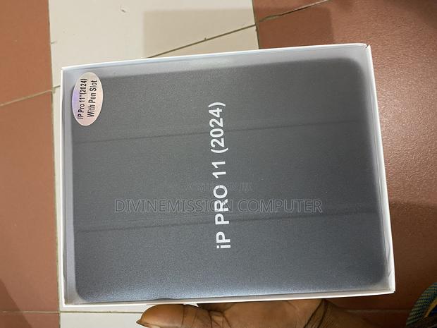 iPad Pro 11 (2024) Case/Cover With Pen Space · Photo 1