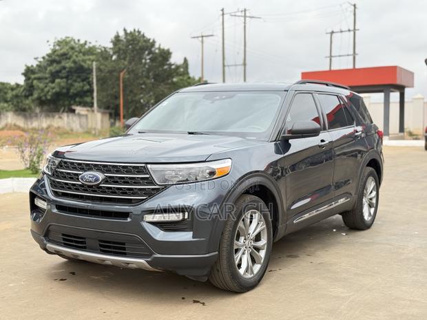 Ford Explorer XLT 2022 Gray · Photo 3