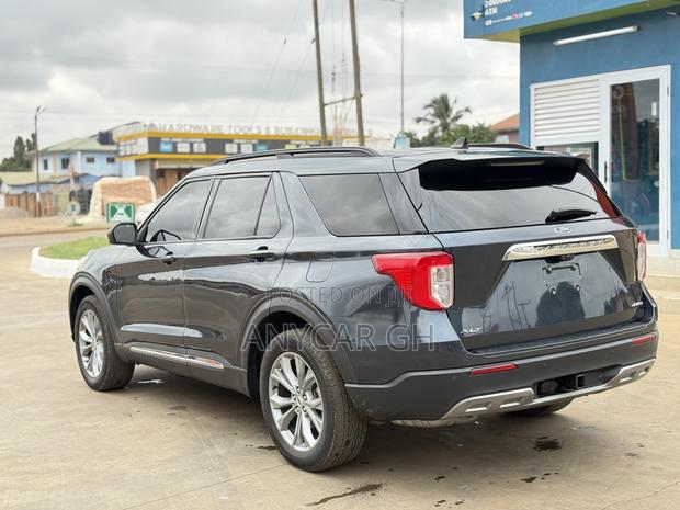 Ford Explorer XLT 2022 Gray · Photo 6