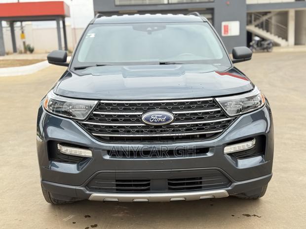 Ford Explorer XLT 2022 Gray · Photo 2