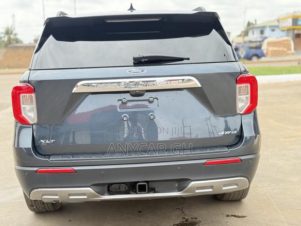 Ford Explorer XLT 2022 Gray · Photo 4