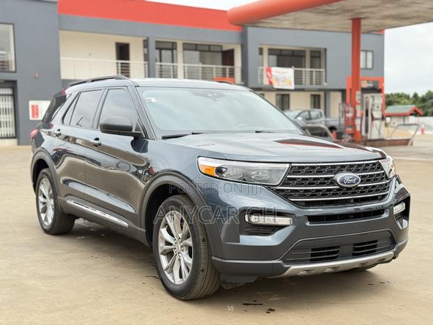 Ford Explorer XLT 2022 Gray · Photo 5