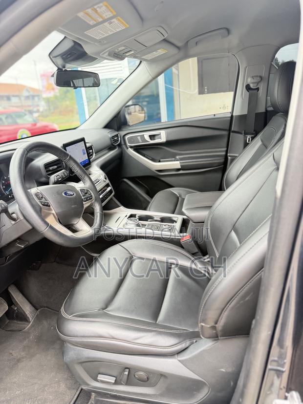 Ford Explorer XLT 2022 Gray · Photo 8