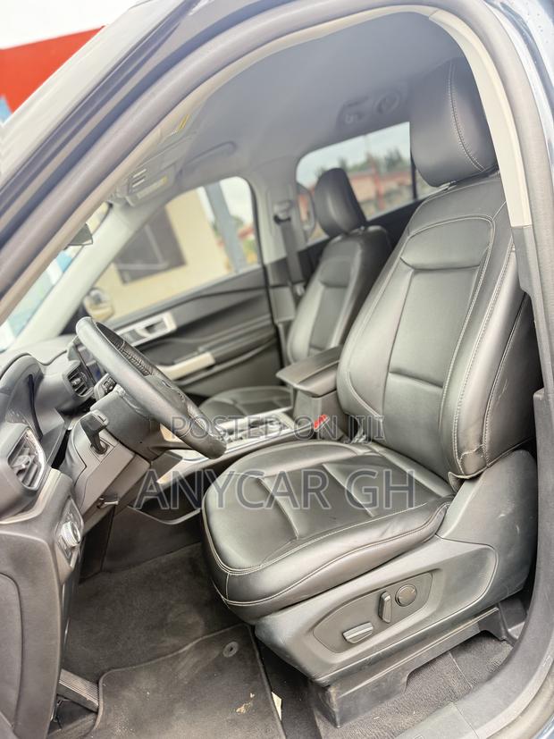 Ford Explorer XLT 2022 Gray · Photo 7