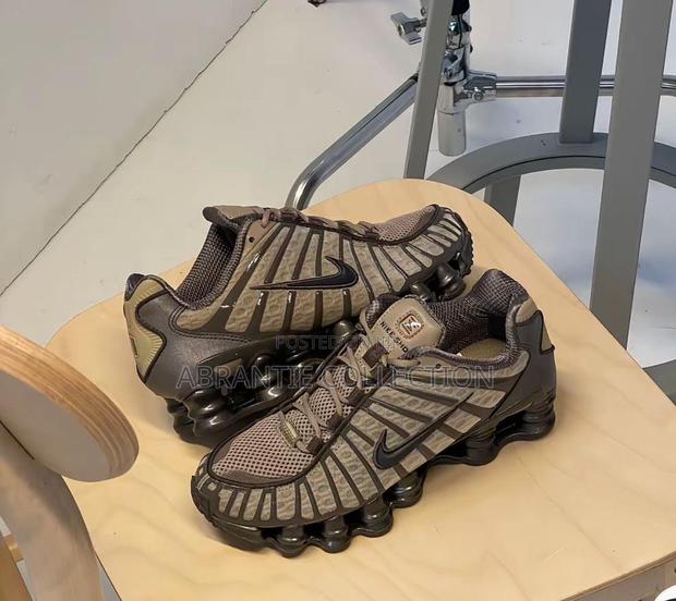 Nike Shox Sneaker Brown Available · Photo 1