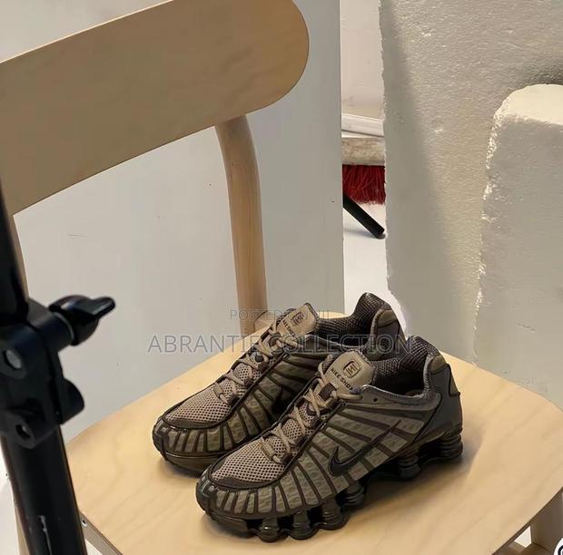Nike Shox Sneaker Brown Available · Photo 2