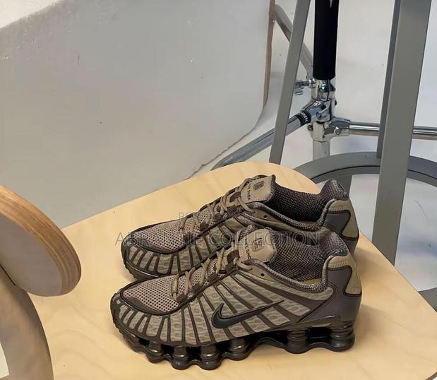 Nike Shox Sneaker Brown Available · Photo 3