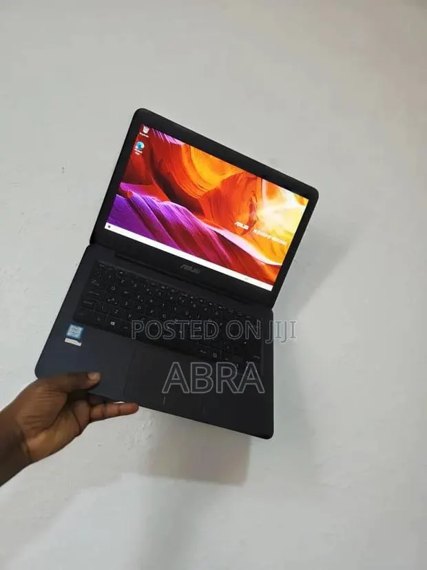 Laptop Asus UX305CA 8GB Intel Core M SSD 256GB · Photo 1
