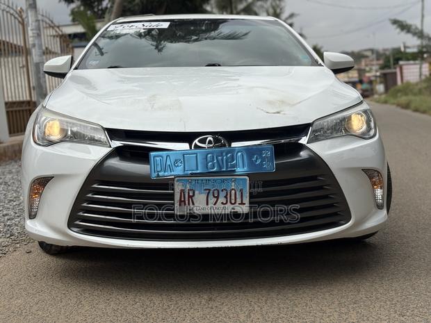 Toyota Camry 2016 White · Photo 2