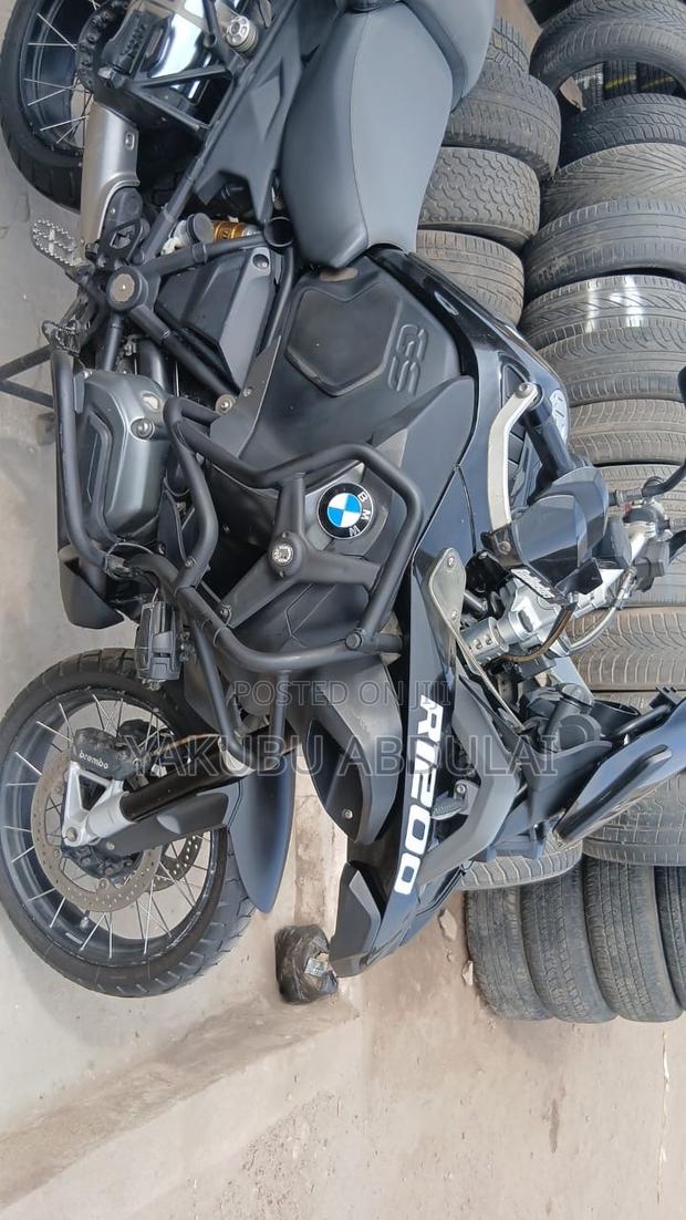 Motorcycle 2020 Black · Photo 3