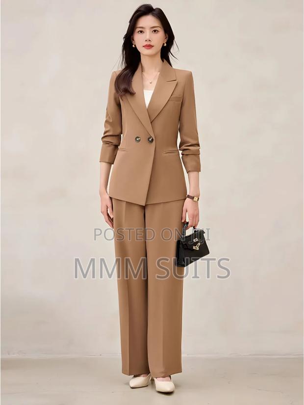 2-Piece Ladies Double-Breasted Suit in Brown Colour · Photo 1