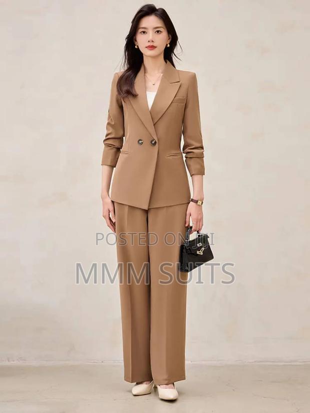 2-Piece Ladies Double-Breasted Suit in Brown Colour · Photo 2