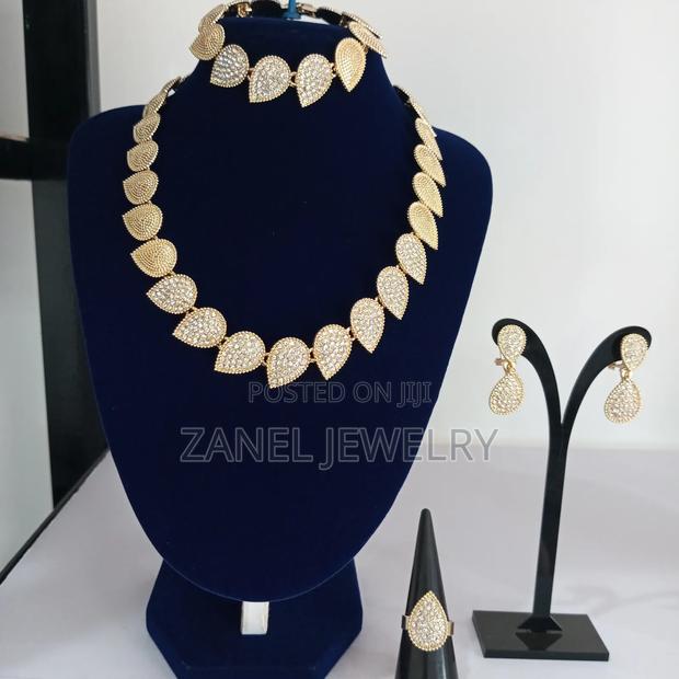 Elegant Jewelry Set · Photo 2