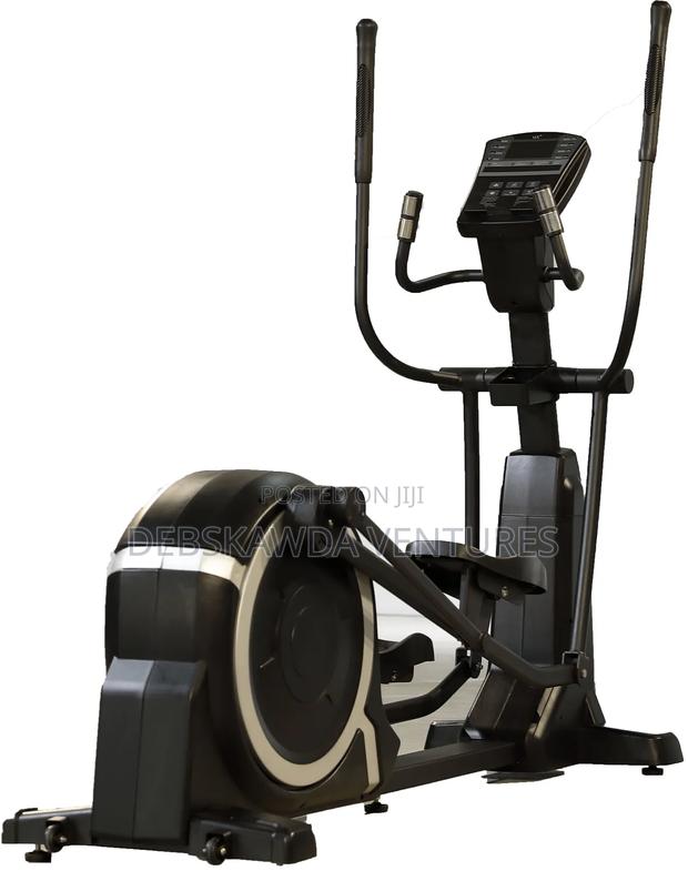 Cross Trainer Commercial · Photo 1