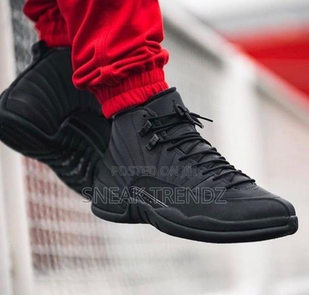 Air Jordan R12 Jumpman Black · Photo 2