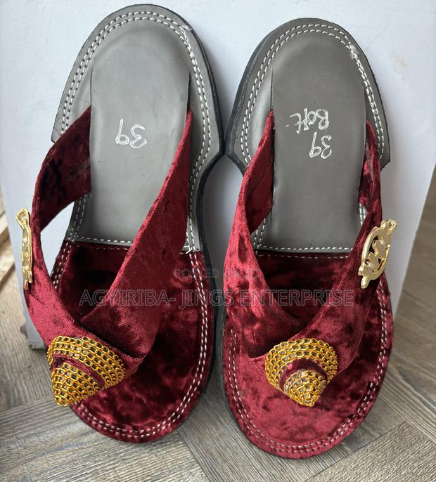 Ghanaian Ahenema Slipper · Photo 2