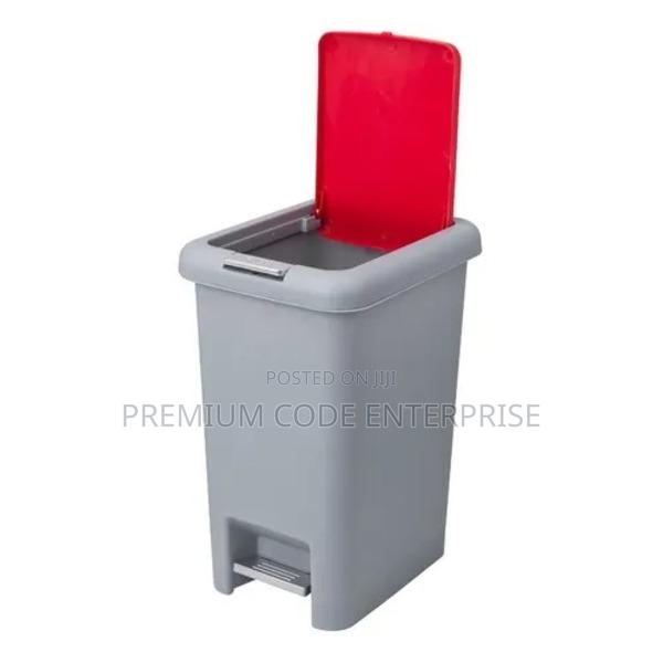 10 Liter Plastic Step-on Dustbin With Double Cover · Photo 4