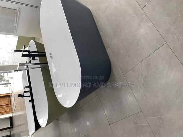 Jacuzzi Bathtub With Tap Complete_bathtub · Photo 1