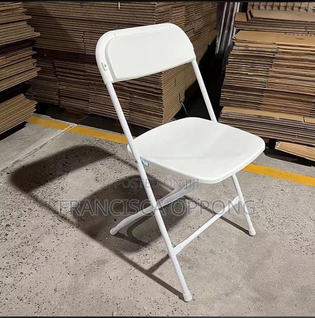 Foldable Plastic Chair · Photo 1