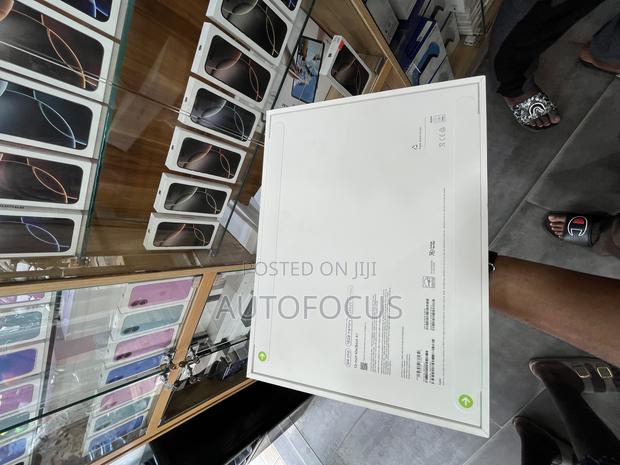 New Laptop Apple MacBook Air 2025 M4 13-Inch 16GB Apple M4 SSD 256GB · Photo 1
