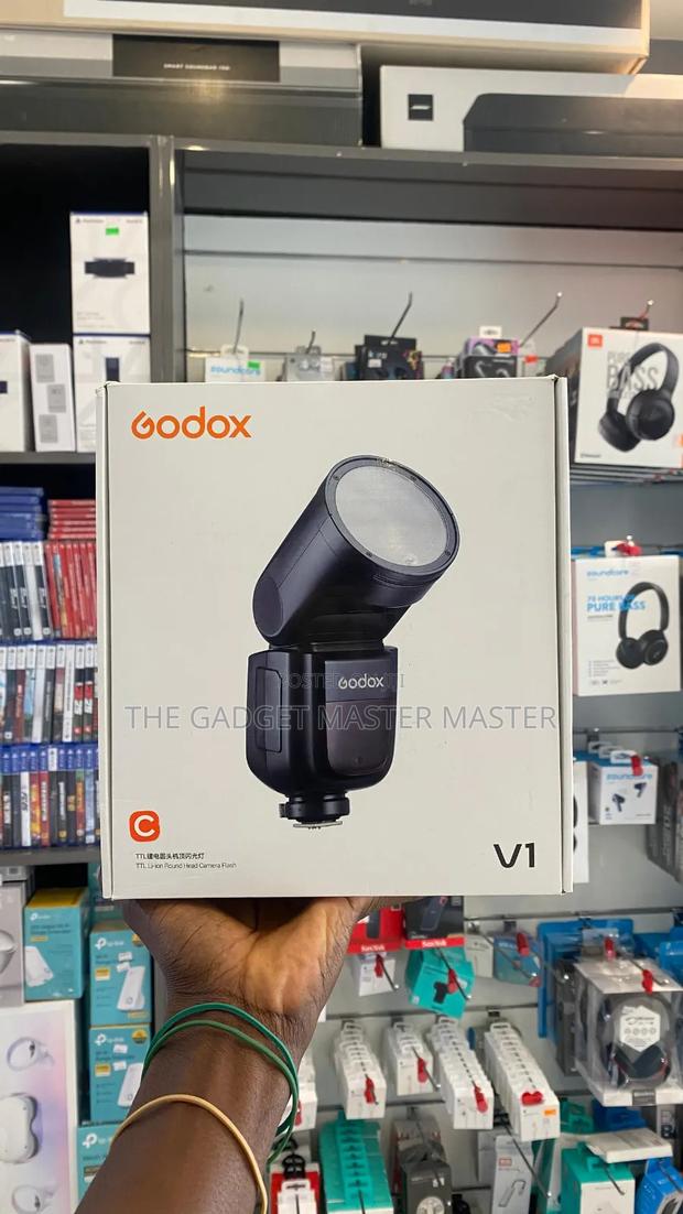 Godox V1 Round Head Camera Flash · Photo 1