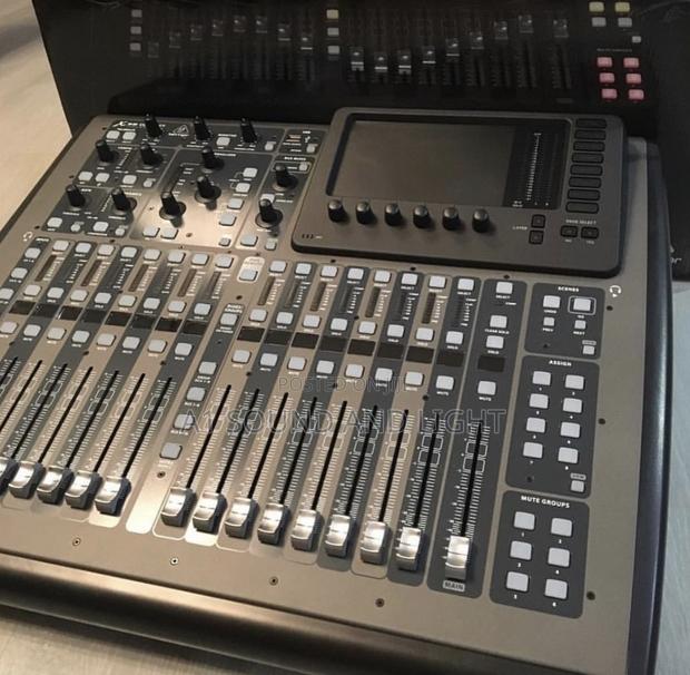 Behringer X32 Compact 16x8 Digital Mixer · Photo 3