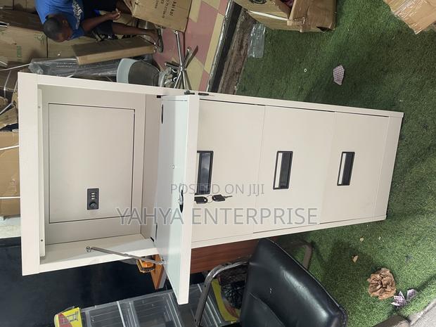 4 Drower Metal Cabinet · Photo 2