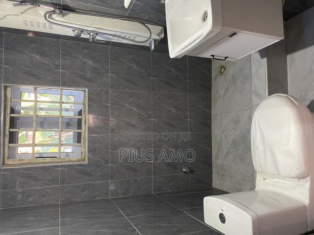 Executive One Bedroom Self Contained With Installed Ac · Photo 3